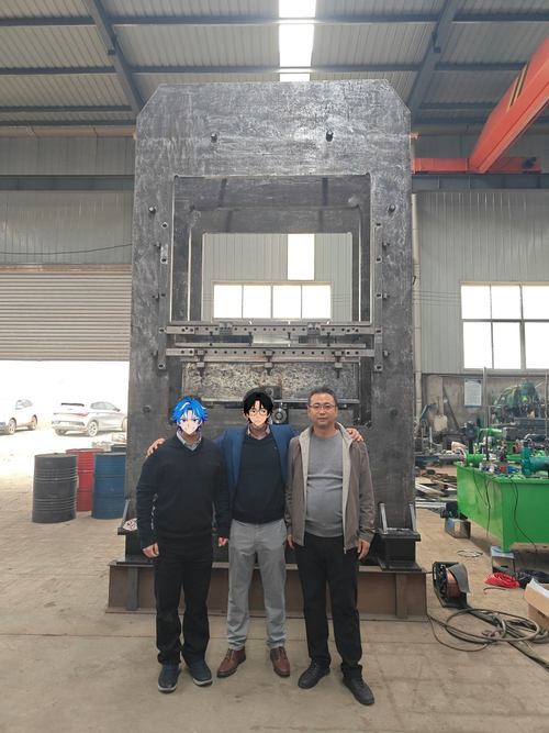 South American mining equipment company inspects rubber grating vulcanizing press