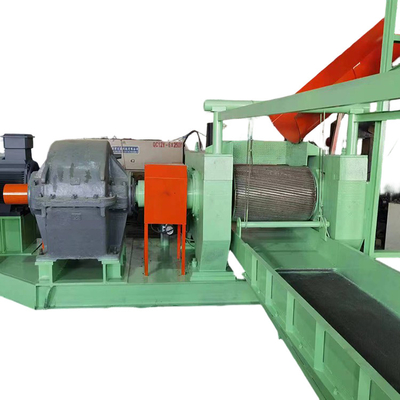 Double Roller Tire Block Crusher With Water Circulation Cooling Process Tire Blocks Into Rubber Particles.
