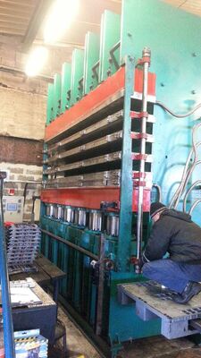 Good price PLC Controlled Tire Tread Vulcanizing Machine with 10.0MN Tension Force and Improved Hydraulic System for Retreading online